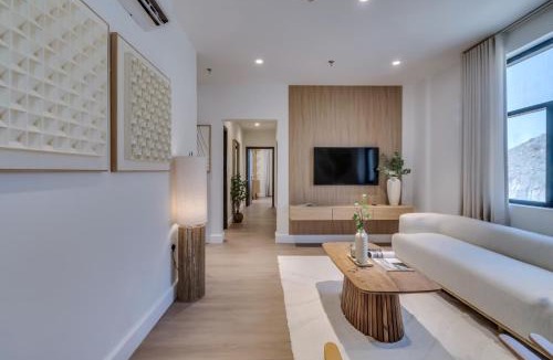Khor Fakkan Apartment | Japandi Mountain Escape