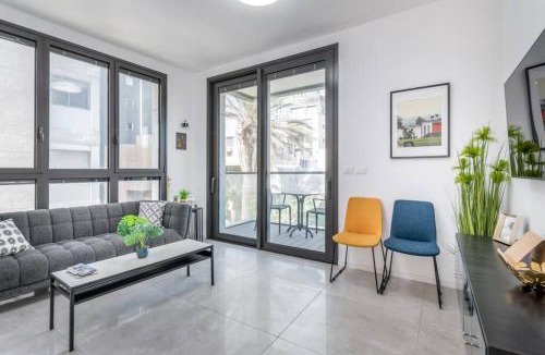 Kerem HaTeimanim Apartment | Kerem Hateimanim Area-3 BR with Balcony