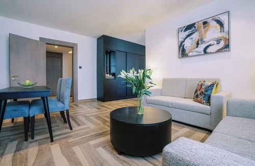 Al Muraqqabat Hotel | Kid-Friendly Escape w/Pool, Burj Khalifa & Dubai Mall Attractions | 3 Units