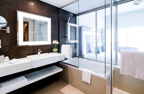 Al-Fujairah Apartment | King Room Near Workshop Café By Luxury Bookings