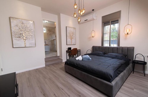 Haifa Apartment | King's bed - Stay Royal and Stylish Bahai's Garden