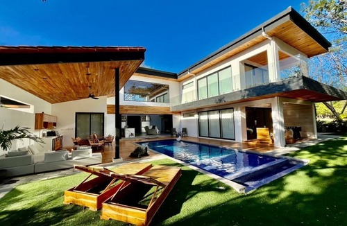 Tamarindo Villa | La Ola Perfecta - The Perfect Wave daily maid service included