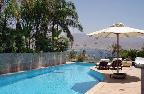 Eilat Villa | LARGE LOFT 8M HEIGHT POOL 20M LONG HEATED 300m FROM THE SEA