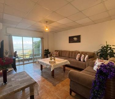 Isfiya Apartment | Large Vacation Apartment With A Stunning View In Isfiya, Mount Carmel - דירת נופש עם נוף מדהים בעספיא