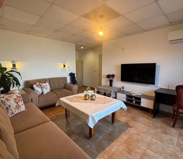 Isfiya Apartment | Large Vacation Apartment With A Stunning View In Isfiya, Mount Carmel - דירת נופש עם נוף מדהים בעספיא