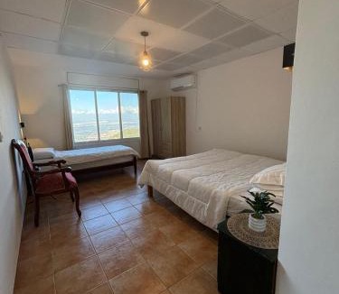 Isfiya Apartment | Large Vacation Apartment With A Stunning View In Isfiya, Mount Carmel - דירת נופש עם נוף מדהים בעספיא