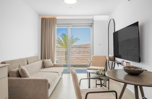 Eilat Apartment | Light Filled Modern Eilat Getaway by Sea N Rent