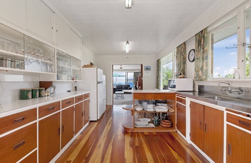 Acacia Bay House | Lofty Lakeviews - Acacia Bay Holiday Home