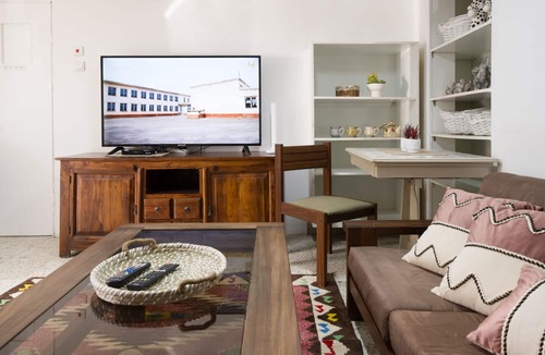 German Colony Apartment | Lovely & Budget apartment at the Center, gardens & German colony