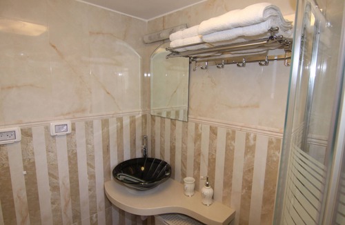 Mahane Israel Apartment | Lovely centrally located apartment in Talbieh, in the heart of Jerusalem!