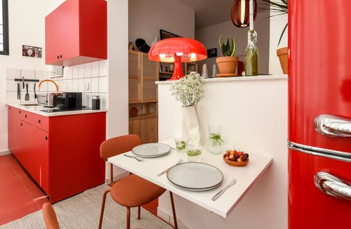 Haifa Apartment | Lovely Studio Apt with Exquisite Crimson Interior near Talpiot Market