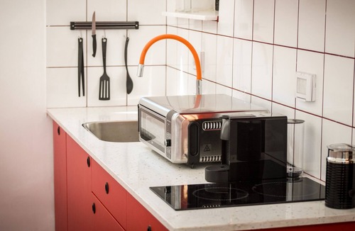 Haifa Apartment | Lovely Studio Apt with Exquisite Crimson Interior near Talpiot Market