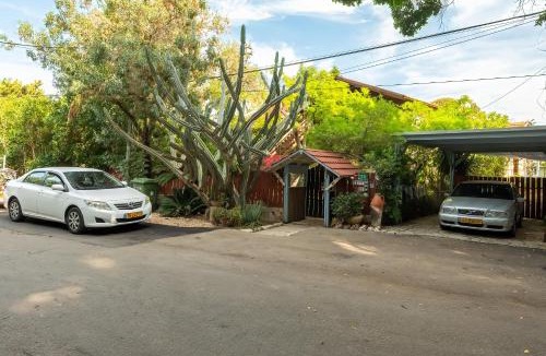 Nahariya House | Lush Garden Oasis.