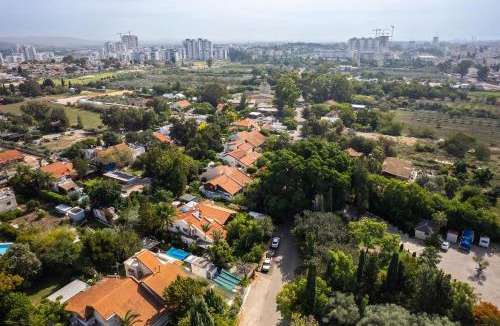 Nahariya House | Lush Garden Oasis.