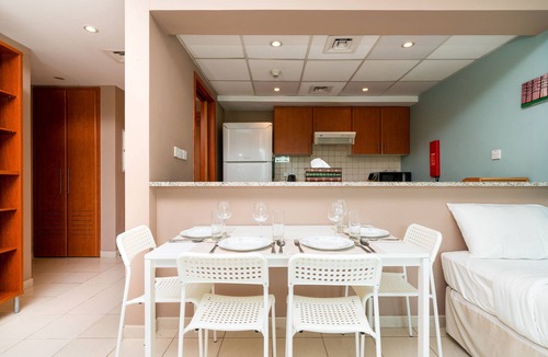 Emirates Hills Apartment | ★Luxe 1BD Apt/Sleeps 4/Parking/Pool/Gym/★