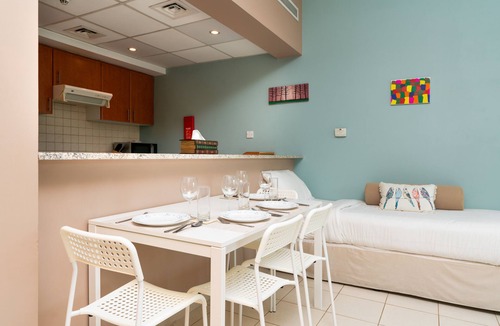 Emirates Hills Apartment | ★Luxe 1BD Apt/Sleeps 4/Parking/Pool/Gym/★