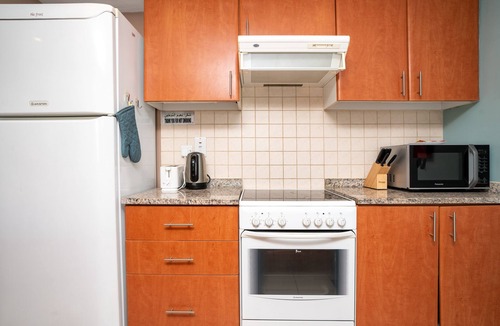 Emirates Hills Apartment | ★Luxe 1BD Apt/Sleeps 4/Parking/Pool/Gym/★