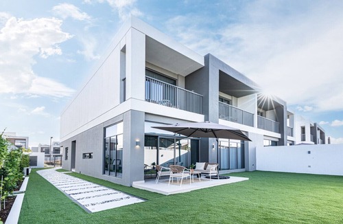 Dubai House | Luxe 6BR Semi-Detached Villa Steps from the Lagoon