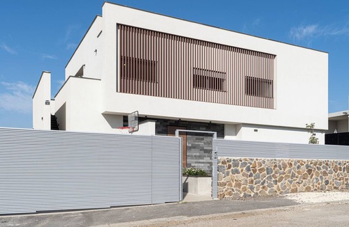 Qatsrin House | Luxurious and spacious vacation apartment in the heart of Katzrin, private parking and the possibility of additional cleaning service The perfect accommodation in the north