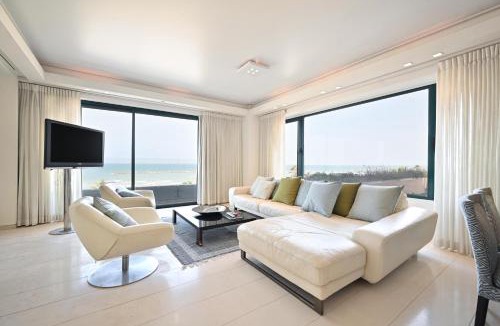 Kerem HaTeimanim Apartment | Luxurious Beach Front 1BR by HolyGuest