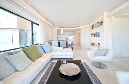 Kerem HaTeimanim Apartment | Luxurious Beach Front 1BR by HolyGuest