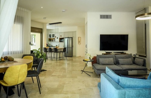 Netanya House | Luxurious Family Three Story House by Sea N' Rent