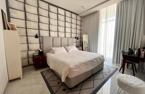 Business Bay Hotel | Luxury 1 BHK Apartment with City & Canal Views!