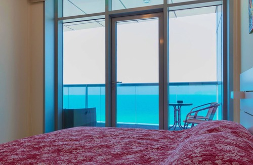 Rumailah Apartment | Luxury 1 BR Beach Apartment with Full Sea View