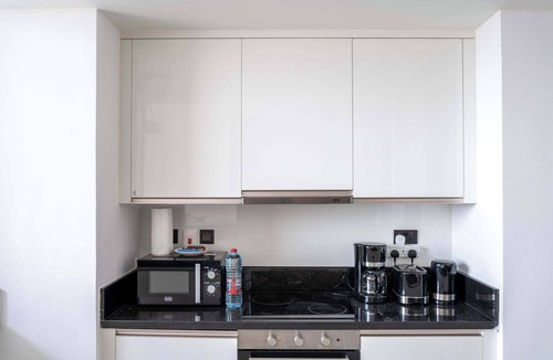 Business Bay Apartment | Luxury 2BR with Canal & Pool View Nr Downtown