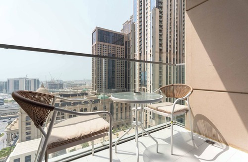 Business Bay Apartment | Luxury 2BR with Canal & Pool View Nr Downtown