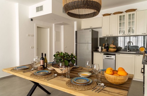 Old North Apartment | Luxury 3 Rooms Apt Balcony Parking | HaKerem A43