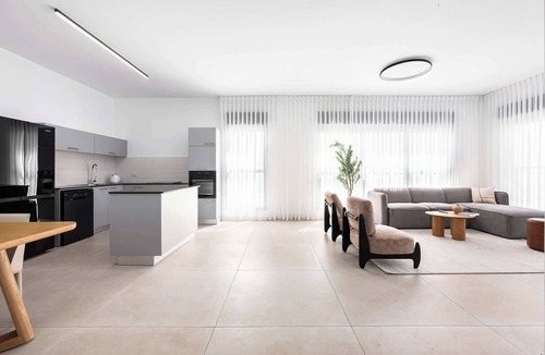 Bat Yam Apartment | Luxury 5BR Penthouse | Balcony w/Jacuzzi | Mamad