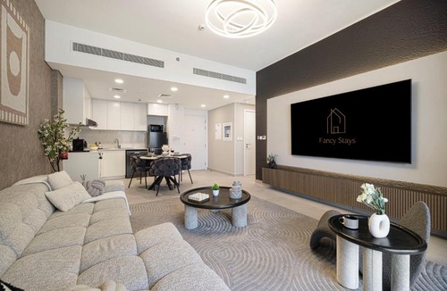 Umm Suqeim 3 Apartment | Luxury apartment with Iconic Landmark View, pool, gym, free parking