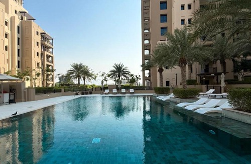 Umm Suqeim 3 Apartment | Luxury apartment with Iconic Landmark View, pool, gym, free parking