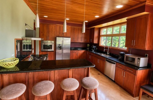 Fortuna House | Luxury Arenal Retreat, Steam Room, Jacuzzi & Stunning Volcano Views