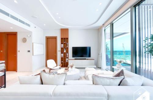 Palm Jumeirah Apartment | Luxury Beachfront 1BR on Palm Jumeirah & Balcony