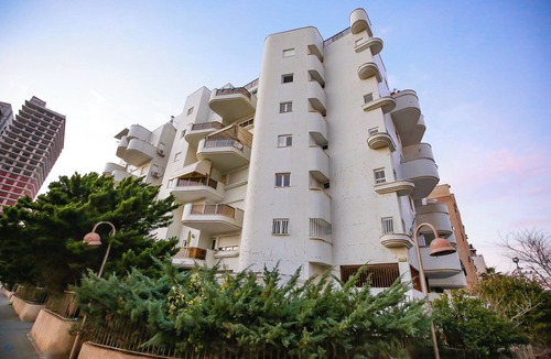 Bat Yam Apartment | Luxury Boutique Apartment with Balcony By the Sea