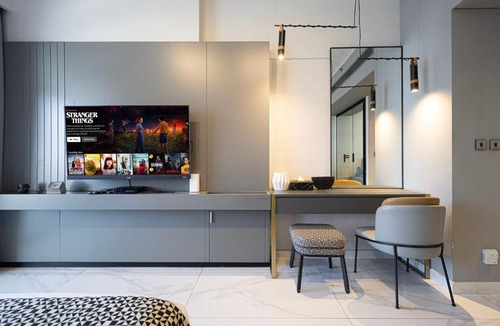Downtown Dubai Apartment | Luxury Canal View Studio for 4 Guests in Downtown, 5 Min to Dubai Mall
