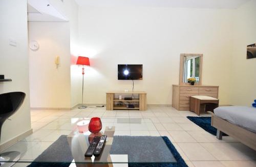 Discovery Gardens Apartment | Luxury Escapes - Budget-Friendly Studio Near Metro - MED67 DG