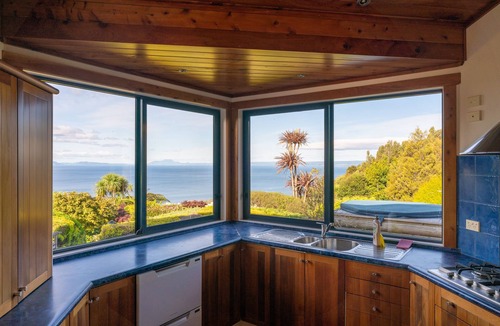 Mount Ruapehu Ski Area Cabin | Luxury lodge with expansive views of Lake Taupo - private and quiet.