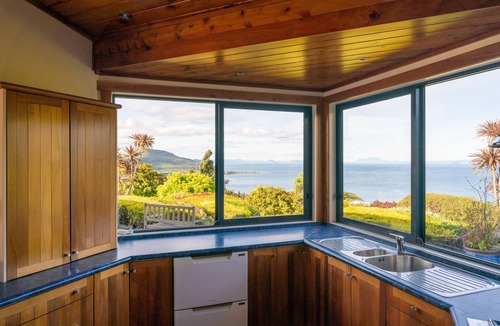 Mount Ruapehu Ski Area Cabin | Luxury lodge with expansive views of Lake Taupo - private and quiet.