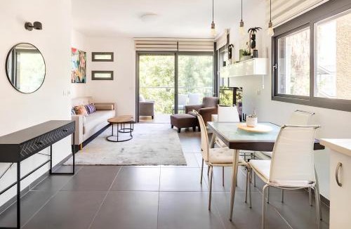 Tel Aviv Apartment | Luxury Oasis Tel Aviv Beach with Mamad