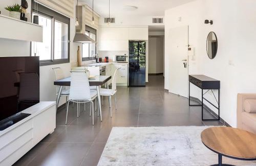 Tel Aviv Apartment | Luxury Oasis Tel Aviv Beach with Mamad