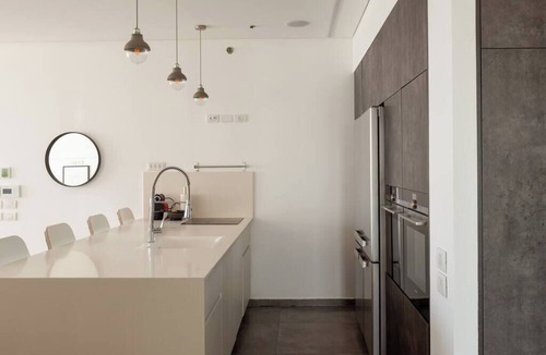 Bat Yam Apartment | Luxury Penthouse w/Jacuzzi & Sea View | Mamad