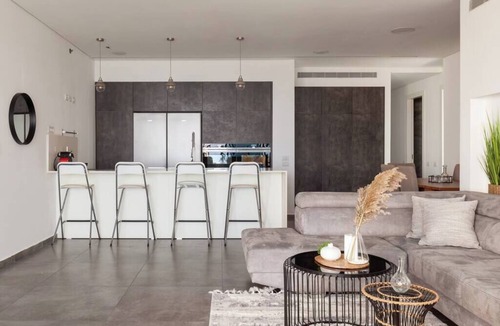 Bat Yam Apartment | Luxury Penthouse w/Jacuzzi & Sea View | Mamad