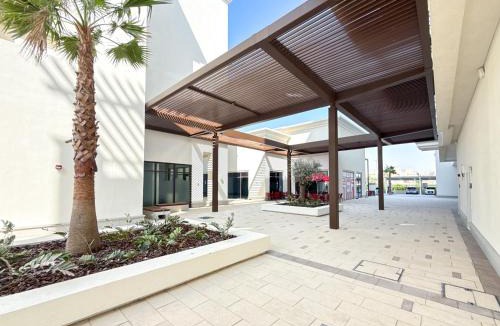 Abu Dhabi Apartment | Luxury Studio in Yas Golf Collection with Balcony I Premium Pool & Gym I Mins away from F1 & Parks