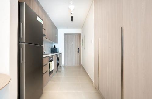 Abu Dhabi Apartment | Luxury Studio in Yas Golf Collection with Balcony I Premium Pool & Gym I Mins away from F1 & Parks