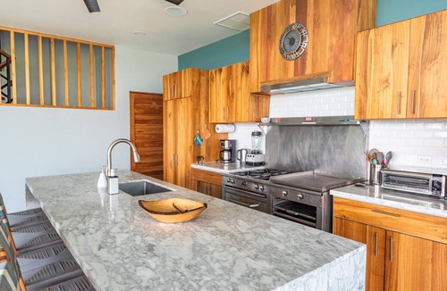 Manuel Antonio Villa | Luxury Villa w/2 Pools, A/C & Daily Breakfast Included! Ocean Views!