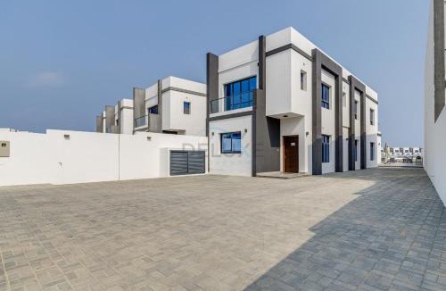 Sharm Apartment | Luxury Villa with Panoramic Sea and Mountain Views and Private Pool, Minutes Drive Away from Khorfakkan Waterfalls and Fujairah Crystal White Beaches, Al Dana Island, Fujairah by Deluxe Holiday Homes
