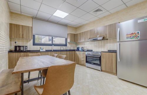 Sharm Apartment | Luxury Villa with Panoramic Sea and Mountain Views and Private Pool, Minutes Drive Away from Khorfakkan Waterfalls and Fujairah Crystal White Beaches, Al Dana Island, Fujairah by Deluxe Holiday Homes